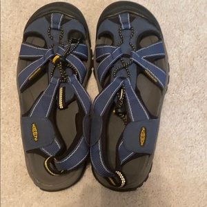 KEEN size 8